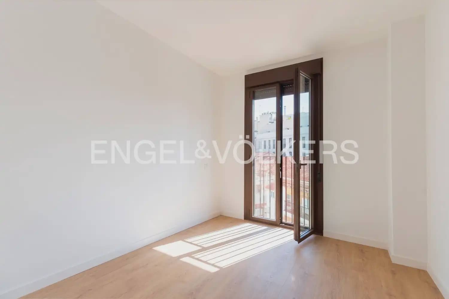 2 bedroom Flat for rent in Valencia city with pool garage - € 2,200 (Ref: 10046096)