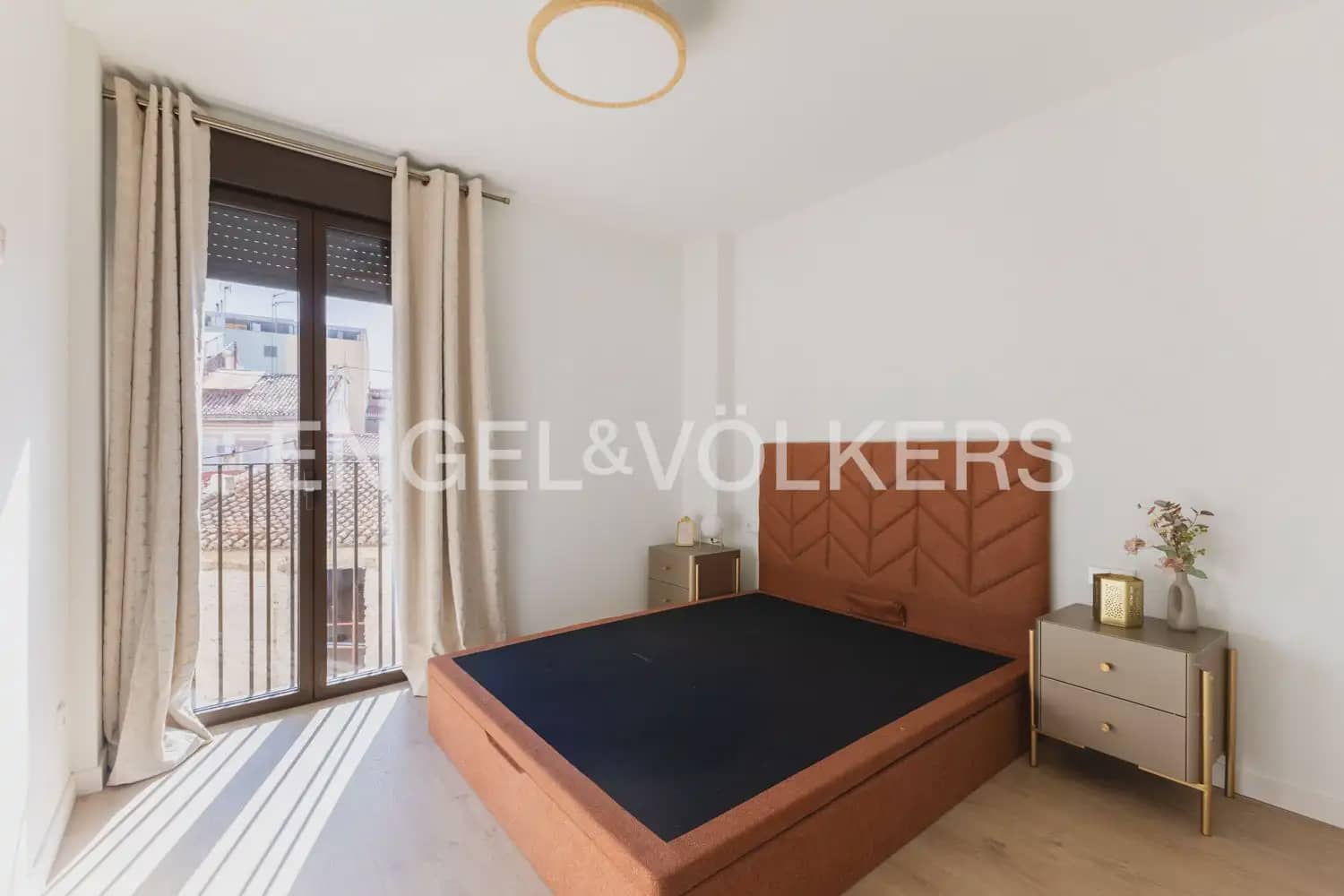 2 bedroom Flat for rent in Valencia city with pool garage - € 2,200 (Ref: 10046096)