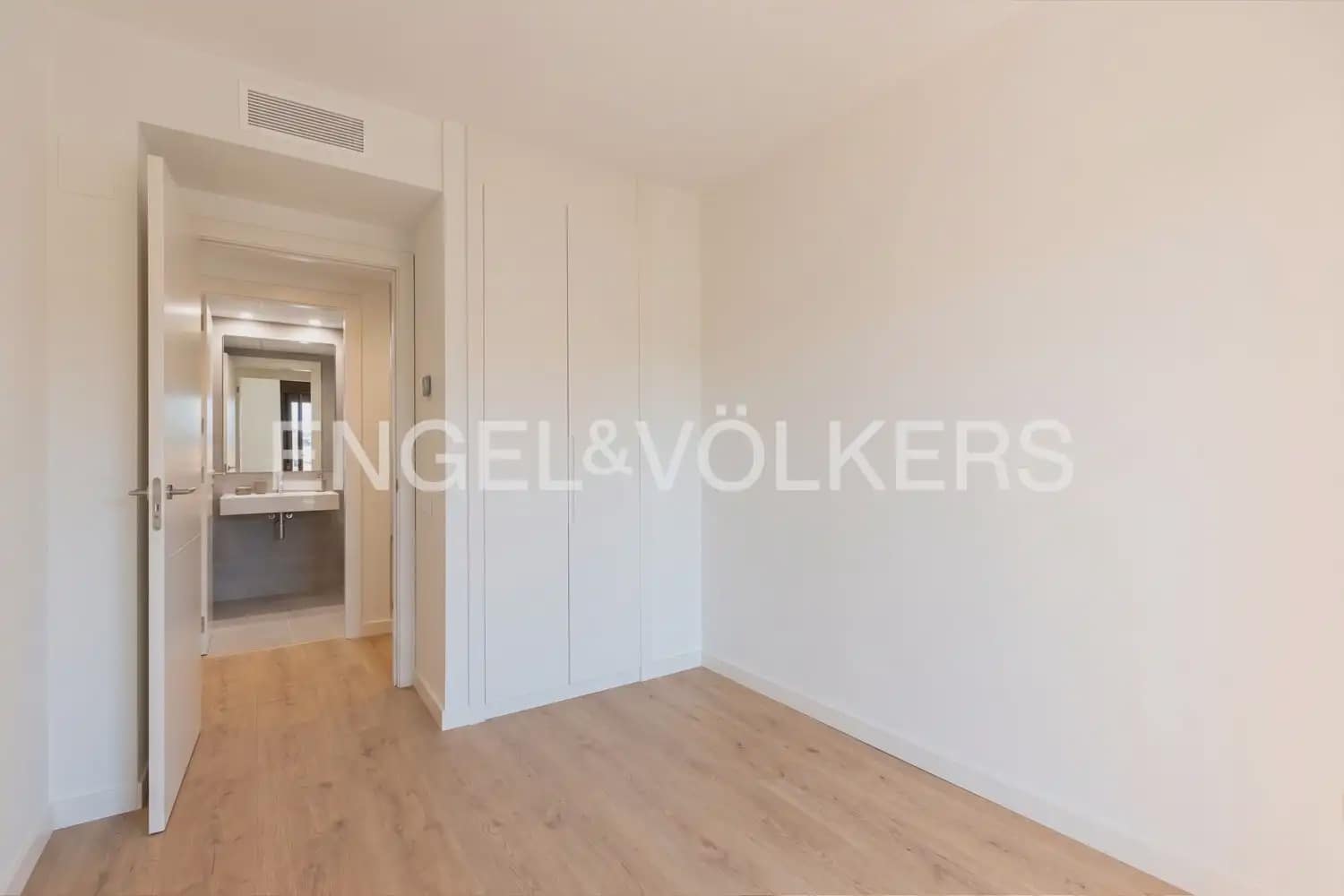 2 bedroom Flat for rent in Valencia city with pool garage - € 2,200 (Ref: 10046096)