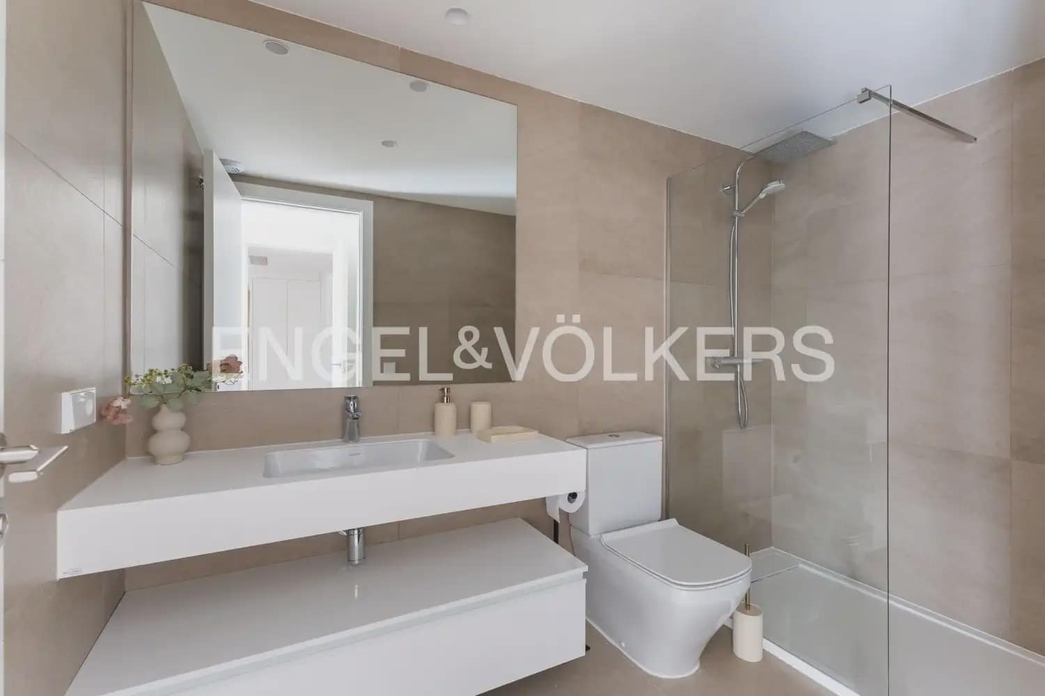 2 bedroom Flat for rent in Valencia city with pool garage - € 2,200 (Ref: 10046096)