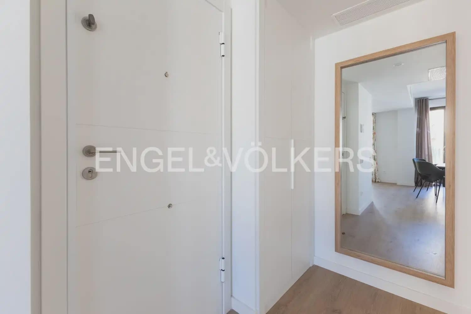 2 bedroom Flat for rent in Valencia city with pool garage - € 2,200 (Ref: 10046096)