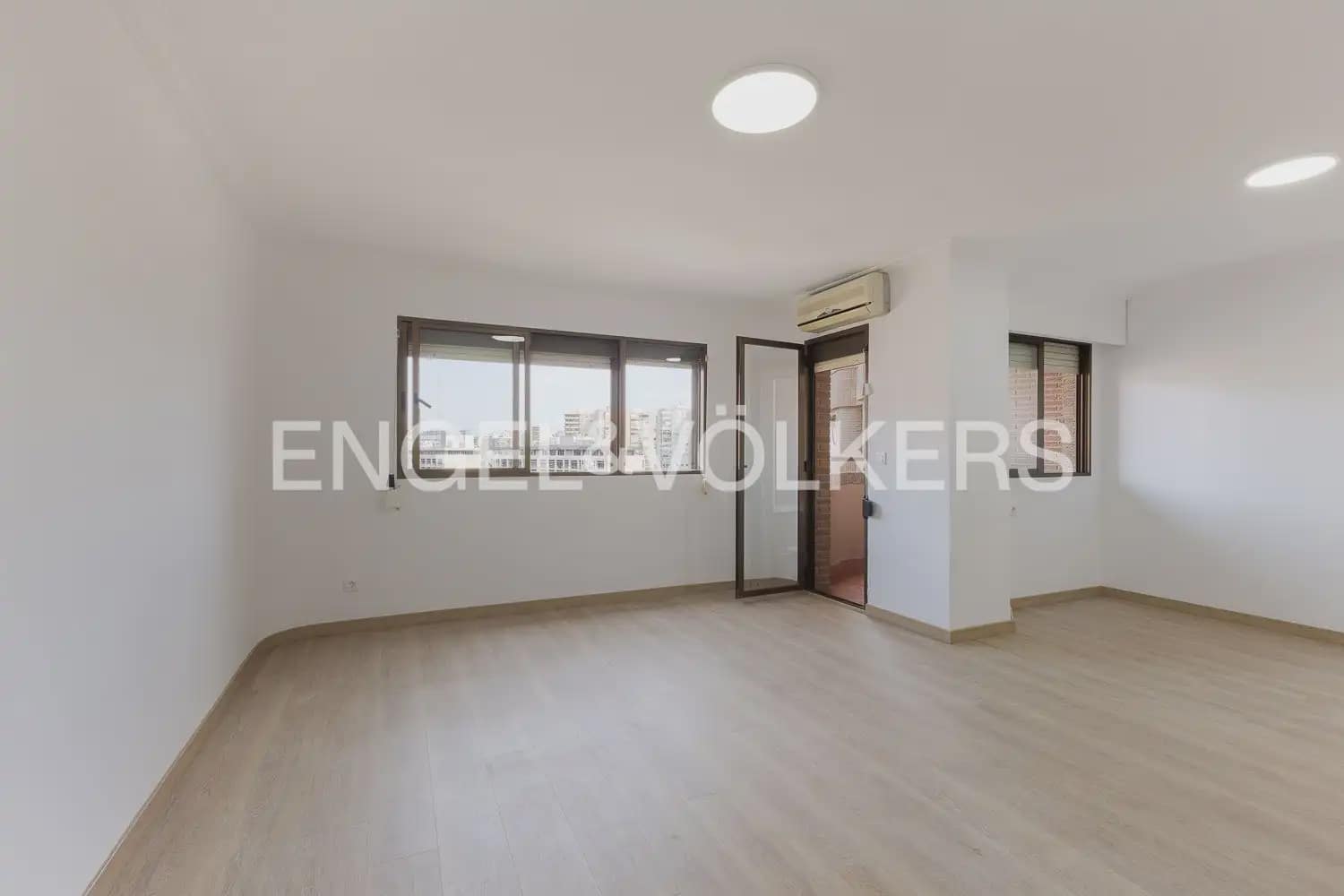 Appartement de 3 chambres à louer à Valence ville avec garage - 1 900 € (Ref: 10054474)