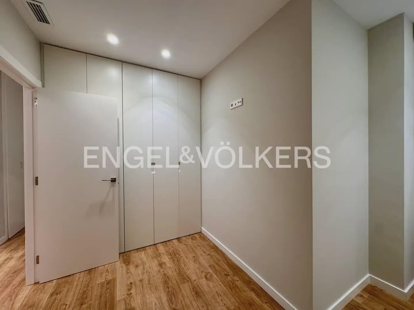 3 slaapkamer Flat te huur in Valencia stad - € 2.500 (Ref: 10055611)