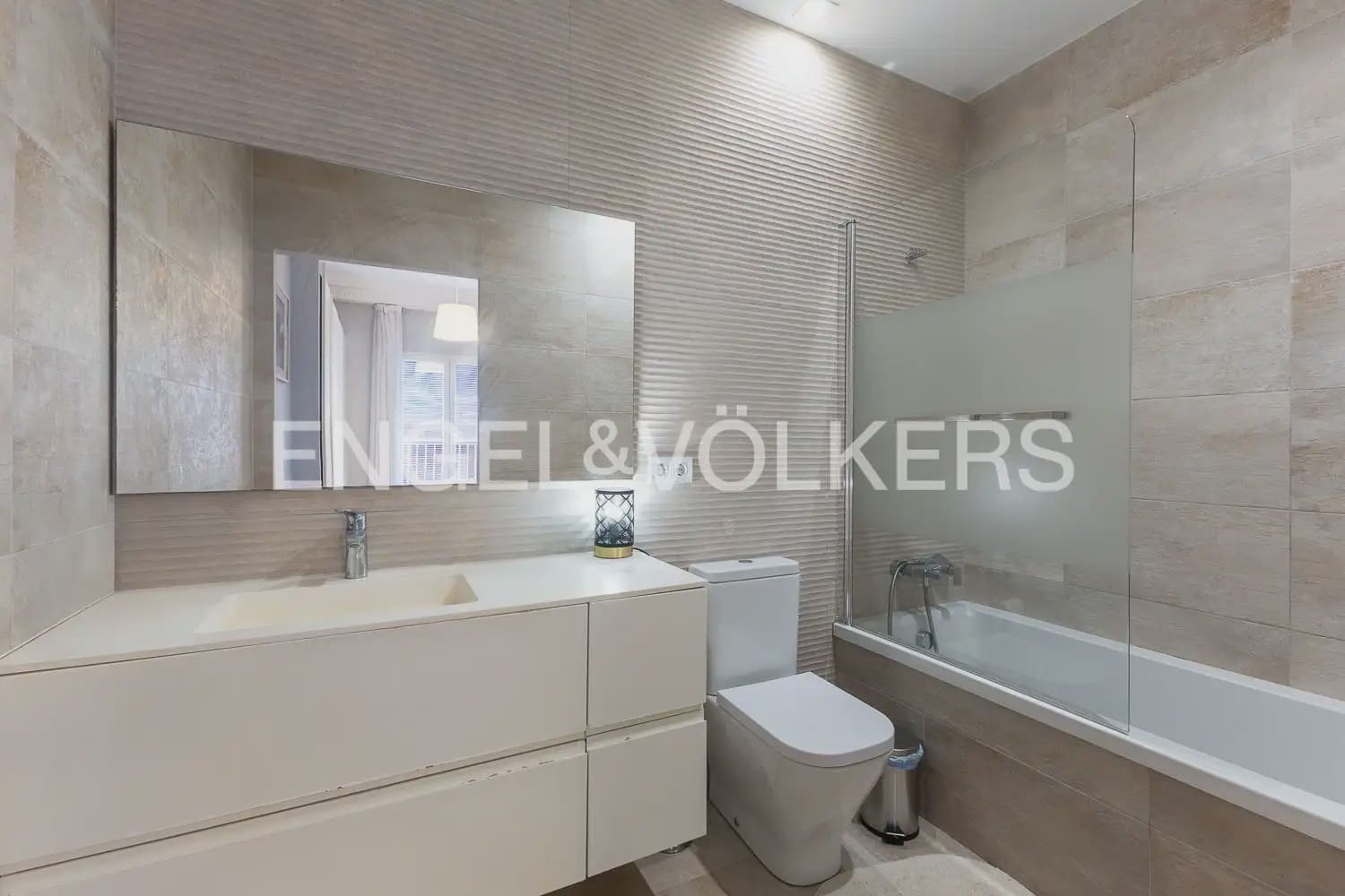 4 slaapkamer Flat te huur in Valencia stad - € 4.200 (Ref: 10055612)