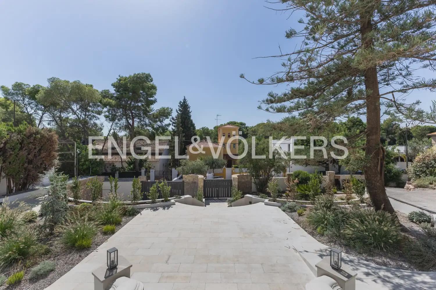 5 bedroom Villa for rent in Godella with pool garage - € 22,000 (Ref: 10057837)