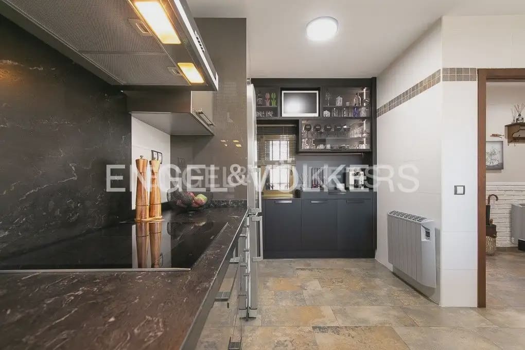 3 makuuhuone Huvila myytävänä paikassa Valencia kaupunki mukana 
autotalli - 1 650 000 € (Ref: 10060870)
