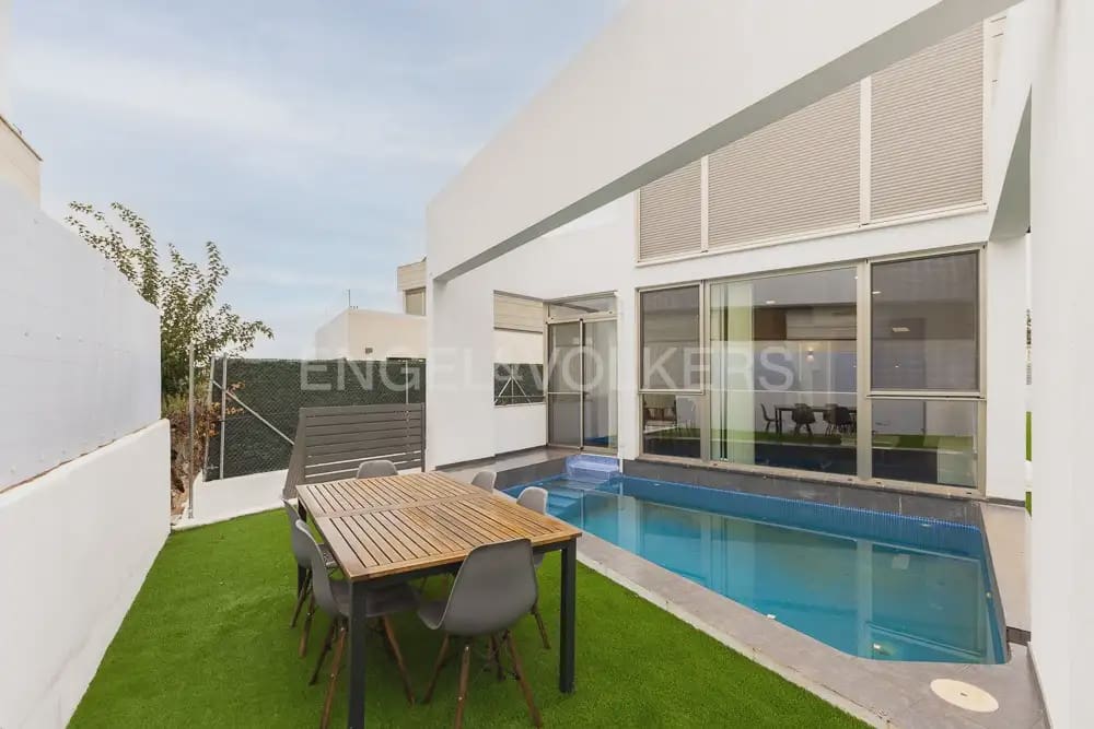 5 quarto Moradia para arrendar em Godella com piscina garagem - 3 500 € (Ref: 10060966)