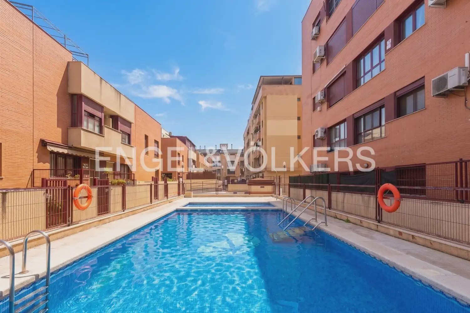 5 soveværelse Rækkehus til salg i Sagunto / Sagunt med swimmingpool garage - € 370.000 (Ref: 10062958)