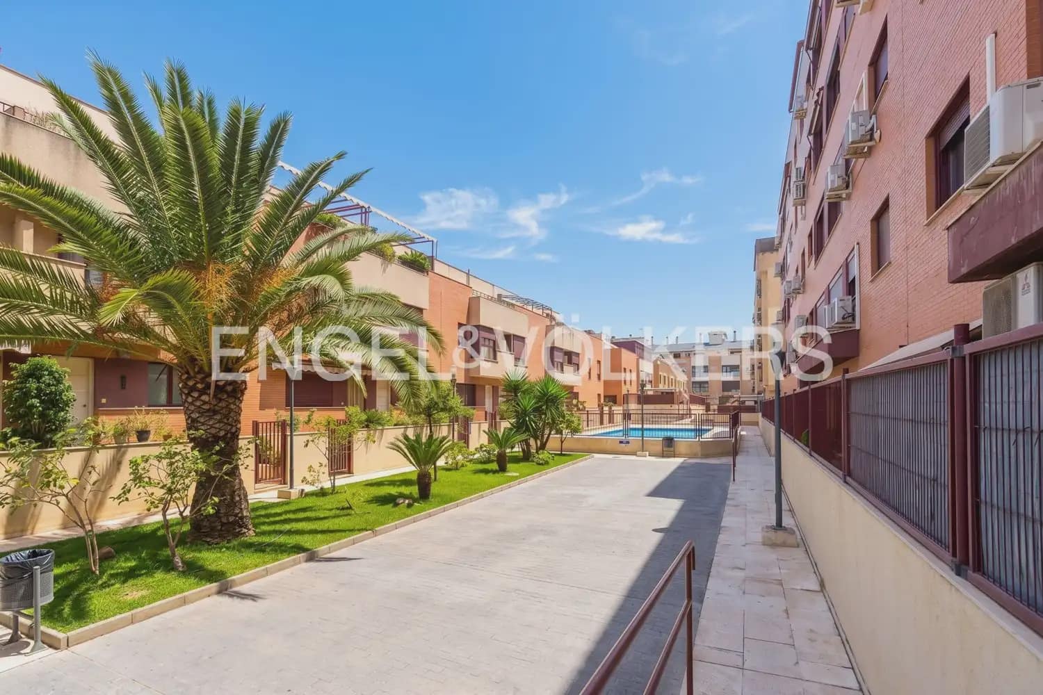 5 soveværelse Rækkehus til salg i Sagunto / Sagunt med swimmingpool garage - € 370.000 (Ref: 10062958)