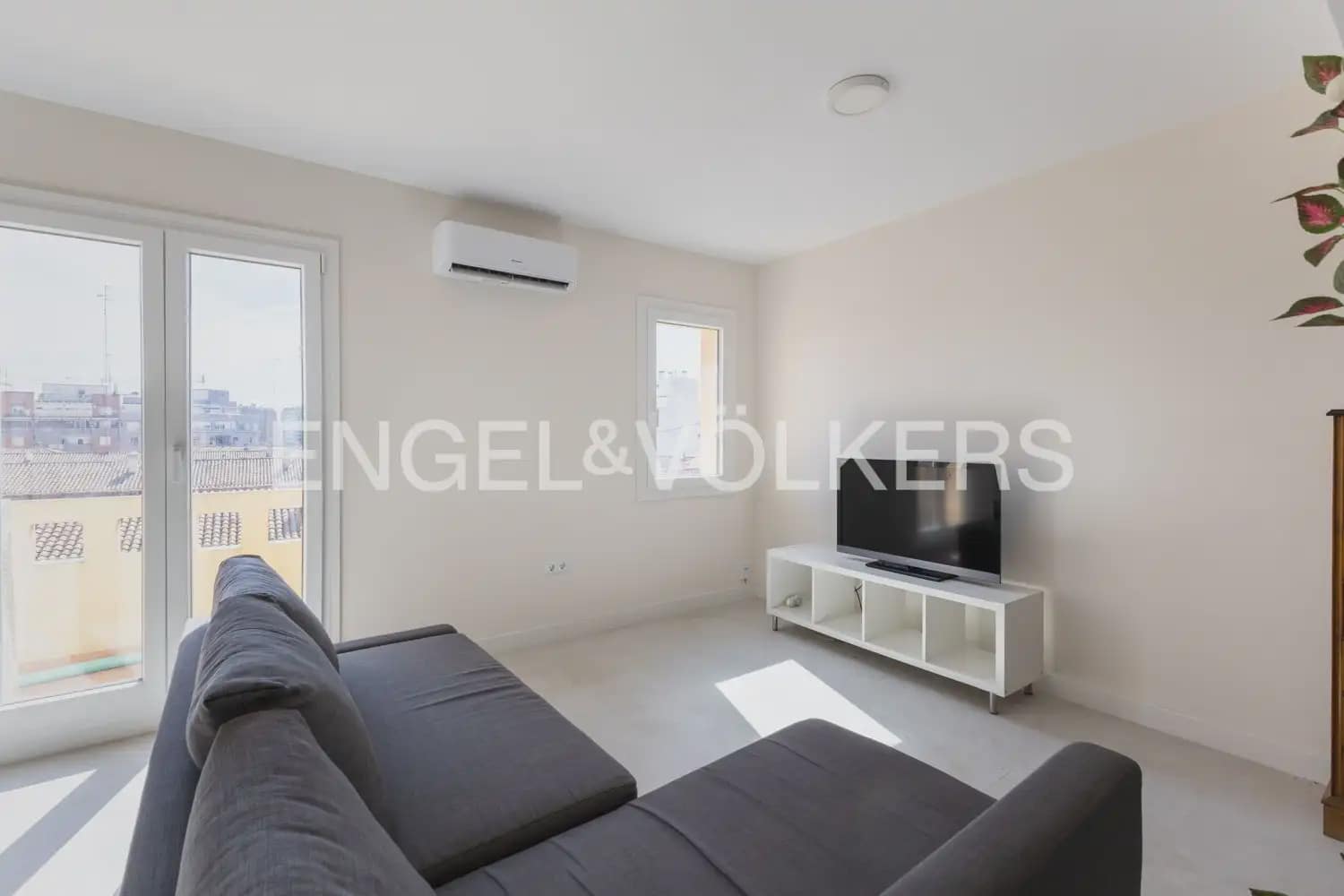 2 bedroom Flat for rent in Valencia city - € 1,700 (Ref: 10073120)