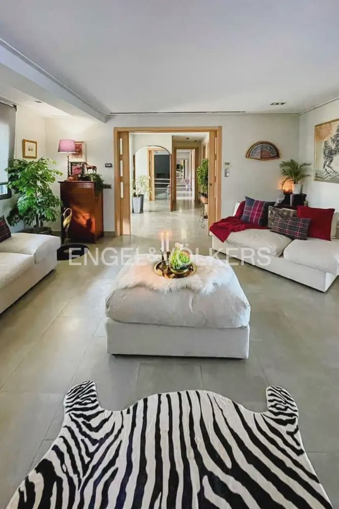 7 soveværelse Villa til salg i La Pobla de Vallbona med swimmingpool garage - € 990.000 (Ref: 10073123)