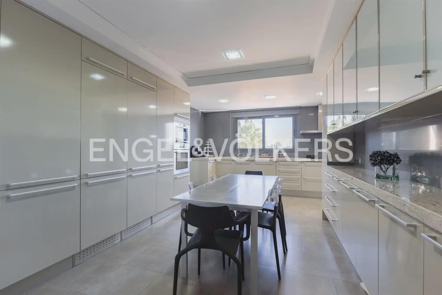 7 soveværelse Villa til salg i La Pobla de Vallbona med swimmingpool garage - € 990.000 (Ref: 10073123)