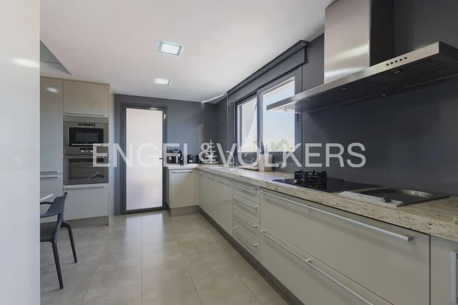 7 soveværelse Villa til salg i La Pobla de Vallbona med swimmingpool garage - € 990.000 (Ref: 10073123)