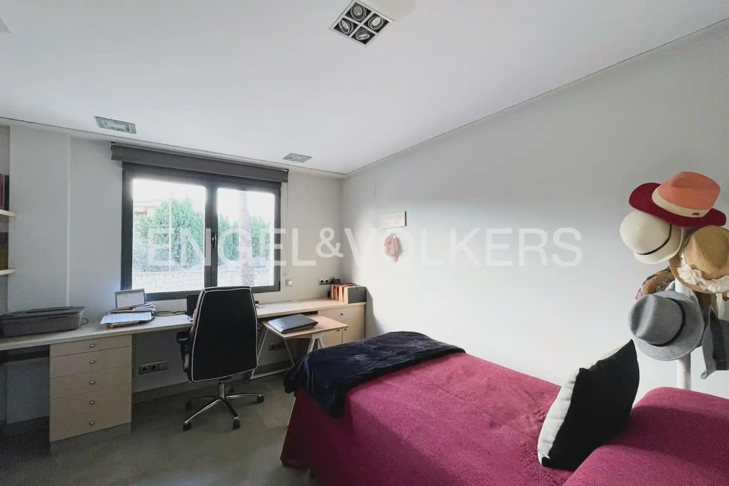 7 soveværelse Villa til salg i La Pobla de Vallbona med swimmingpool garage - € 990.000 (Ref: 10073123)