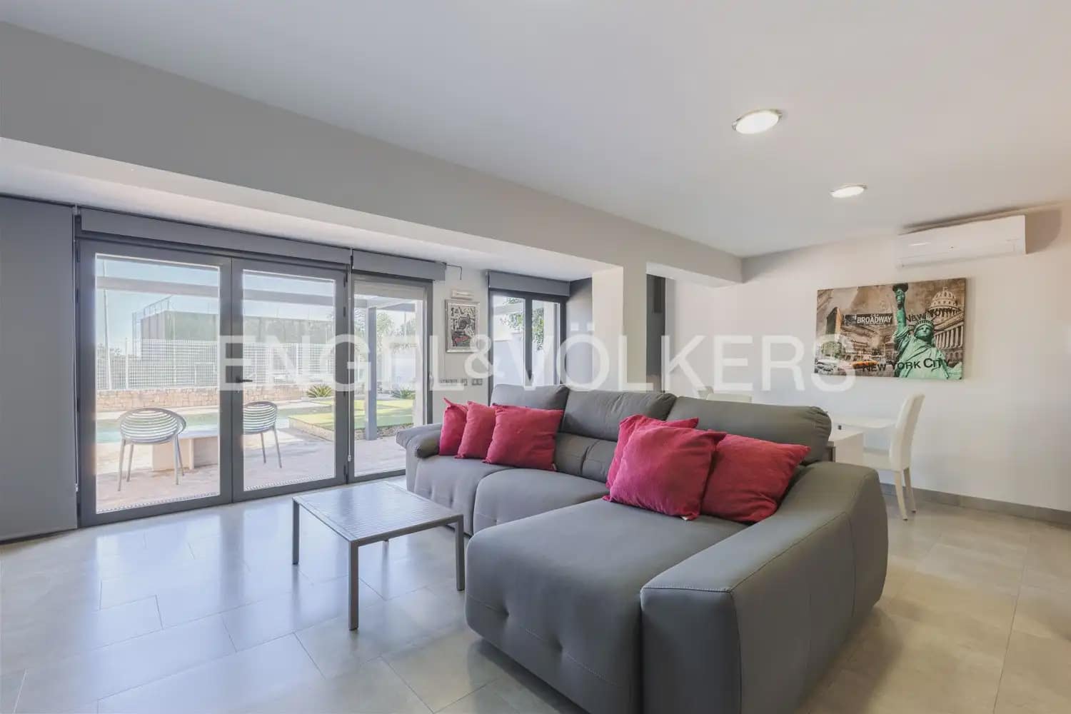 7 soveværelse Villa til salg i La Pobla de Vallbona med swimmingpool garage - € 990.000 (Ref: 10073123)