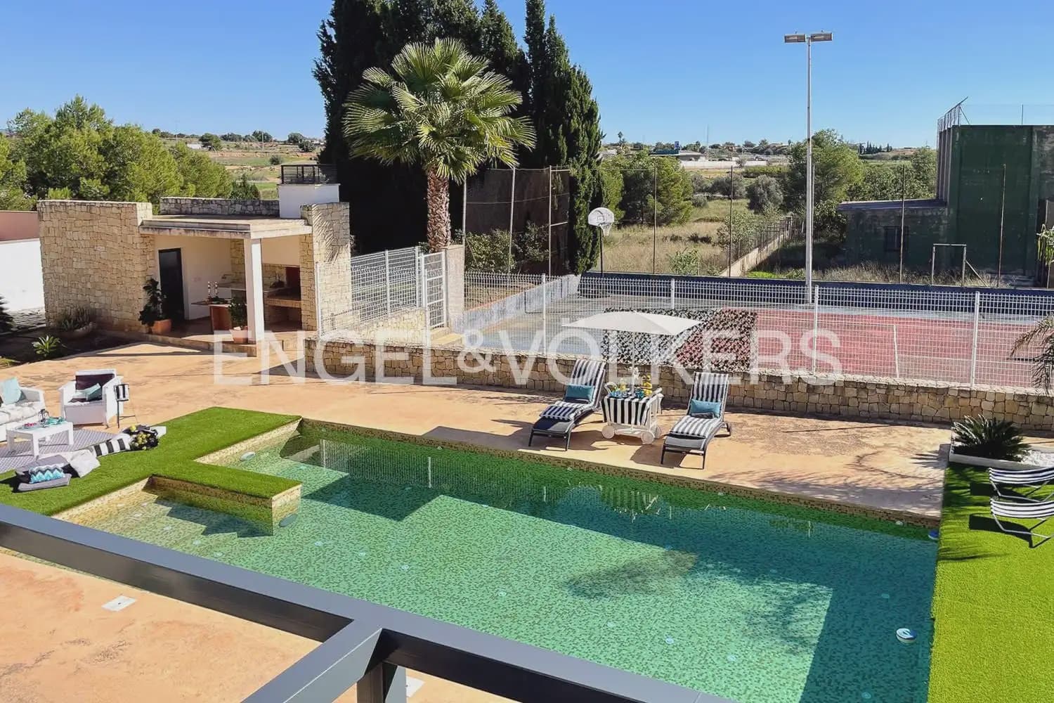 7 soveværelse Villa til salg i La Pobla de Vallbona med swimmingpool garage - € 990.000 (Ref: 10073123)