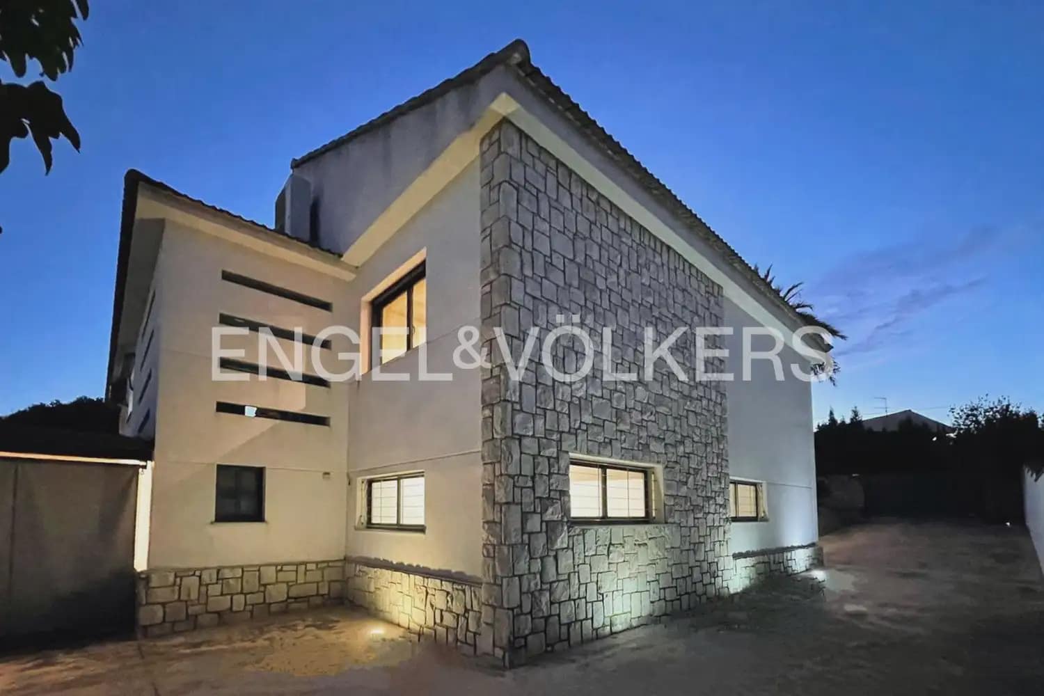 7 soveværelse Villa til salg i La Pobla de Vallbona med swimmingpool garage - € 990.000 (Ref: 10073123)