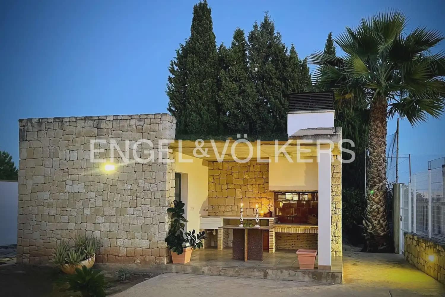 7 soveværelse Villa til salg i La Pobla de Vallbona med swimmingpool garage - € 990.000 (Ref: 10073123)