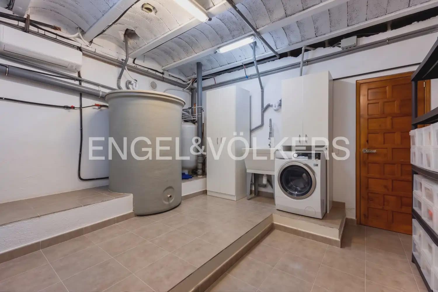 5 soveværelse Villa til salg i Orba med swimmingpool garage - € 784.000 (Ref: 10076916)