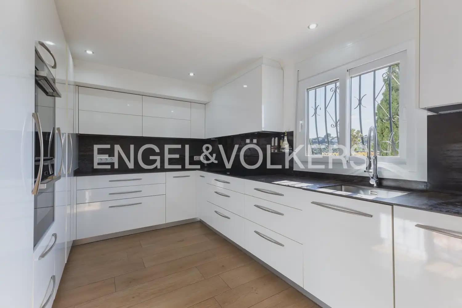 5 soveværelse Villa til salg i Orba med swimmingpool garage - € 784.000 (Ref: 10076916)