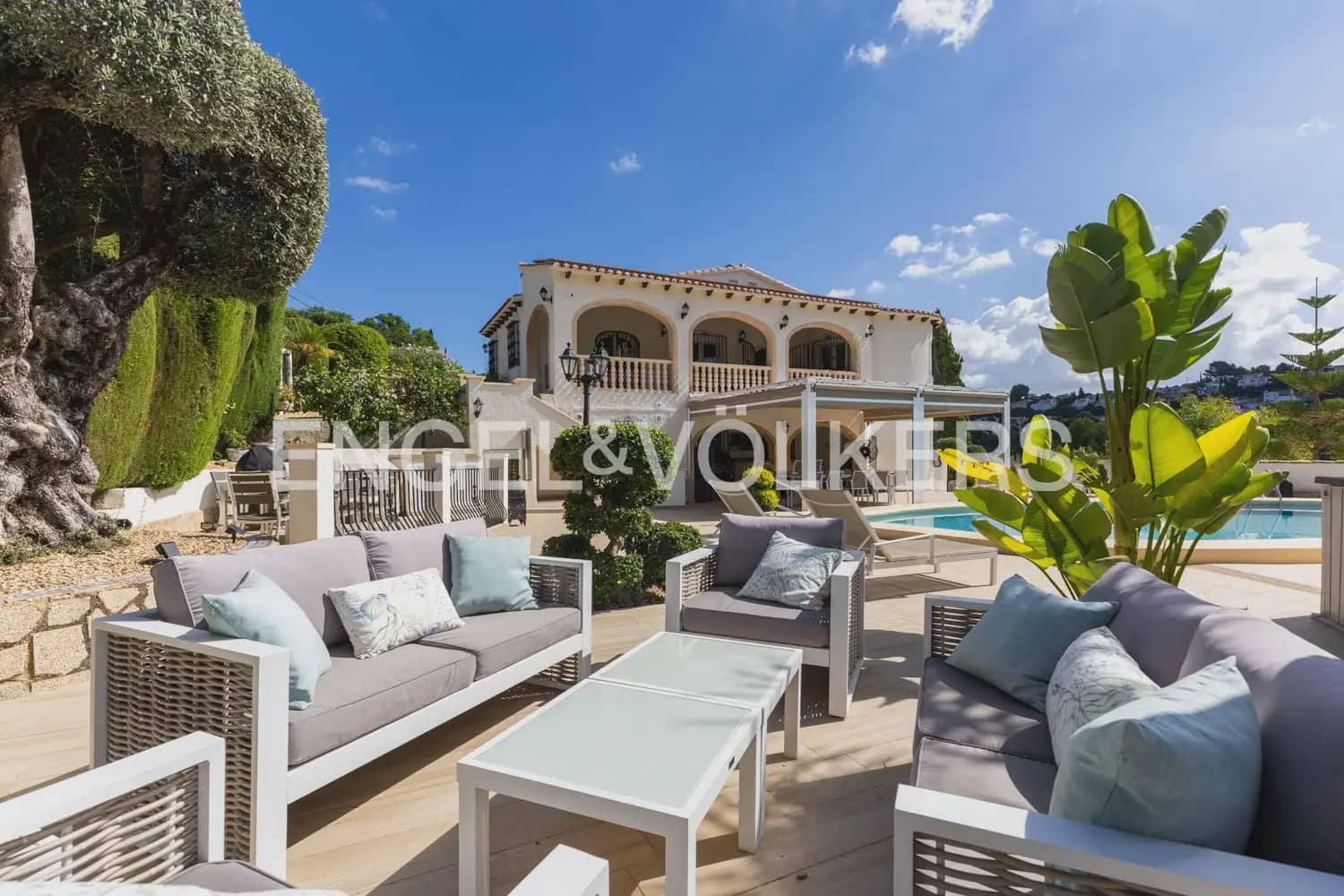 5 soveværelse Villa til salg i Orba med swimmingpool garage - € 784.000 (Ref: 10076916)