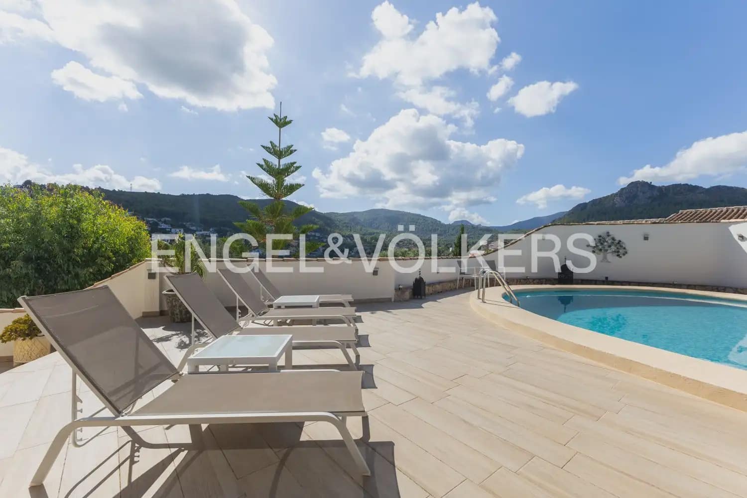 5 soveværelse Villa til salg i Orba med swimmingpool garage - € 784.000 (Ref: 10076916)