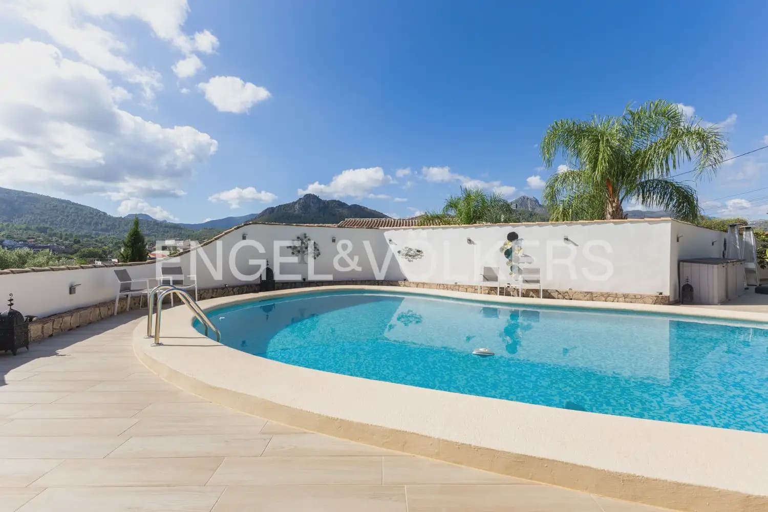 5 soveværelse Villa til salg i Orba med swimmingpool garage - € 784.000 (Ref: 10076916)