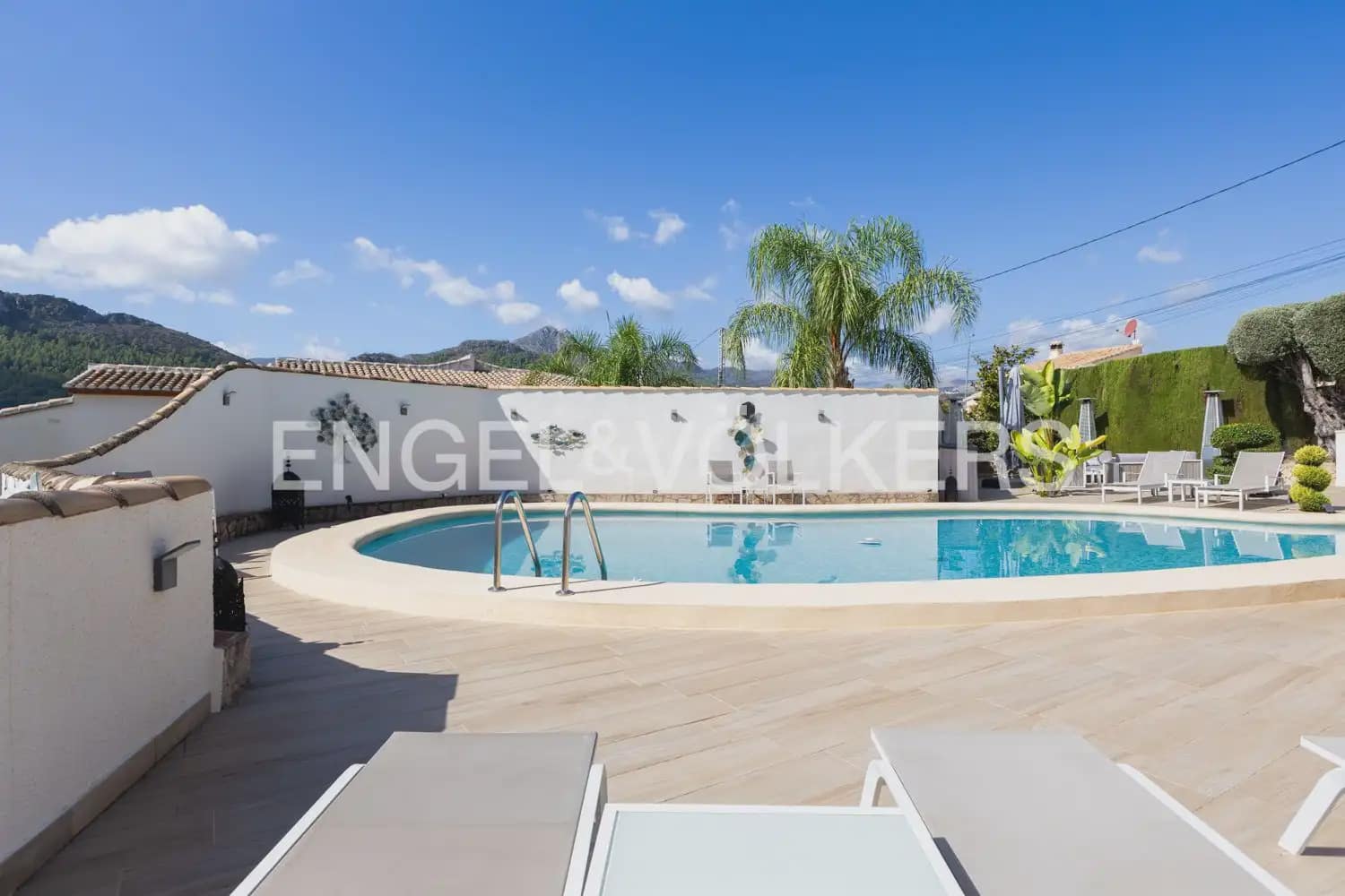 5 soveværelse Villa til salg i Orba med swimmingpool garage - € 784.000 (Ref: 10076916)
