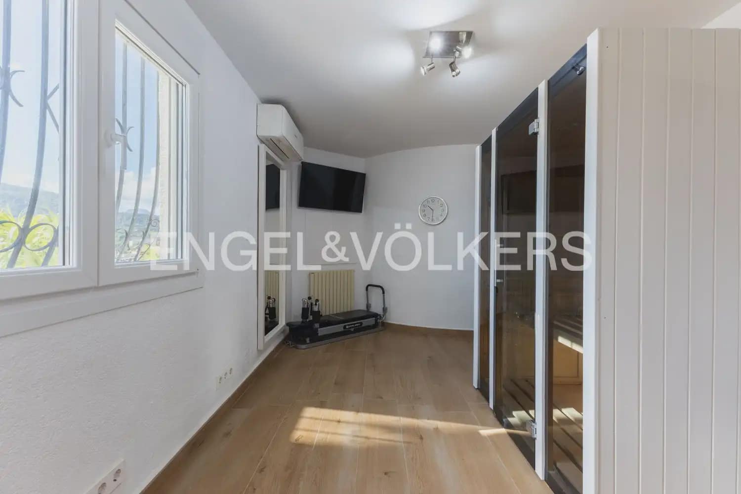 5 soveværelse Villa til salg i Orba med swimmingpool garage - € 784.000 (Ref: 10076916)