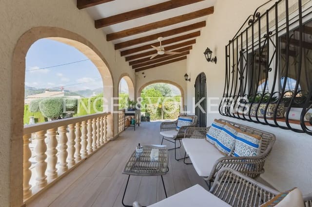 5 soveværelse Villa til salg i Orba med swimmingpool garage - € 784.000 (Ref: 10076916)