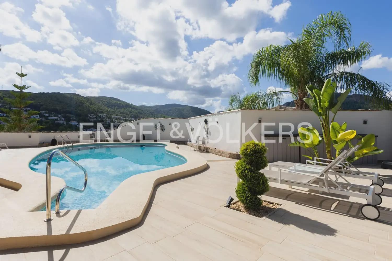 5 soveværelse Villa til salg i Orba med swimmingpool garage - € 784.000 (Ref: 10076916)