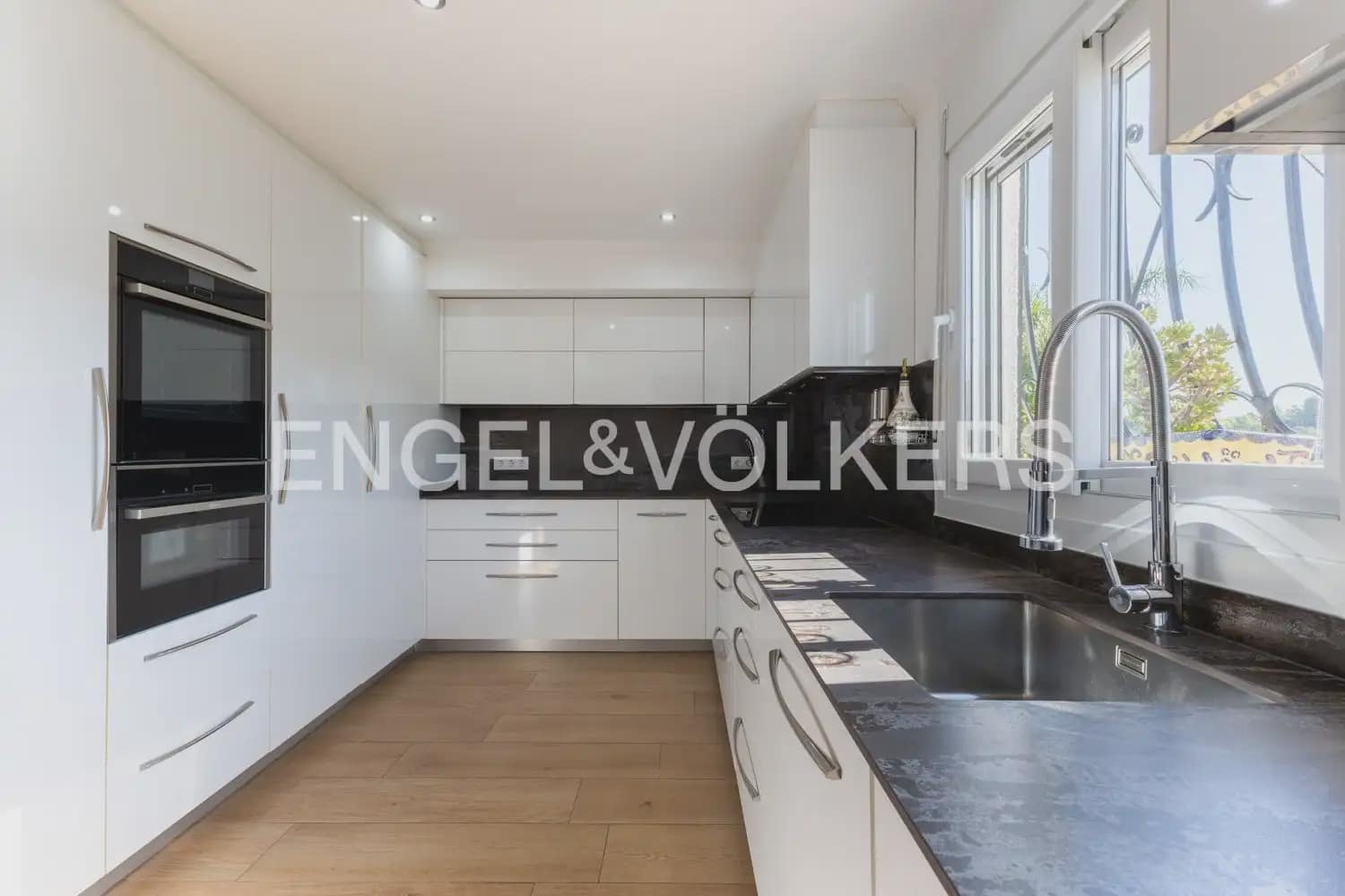 5 soveværelse Villa til salg i Orba med swimmingpool garage - € 784.000 (Ref: 10076916)