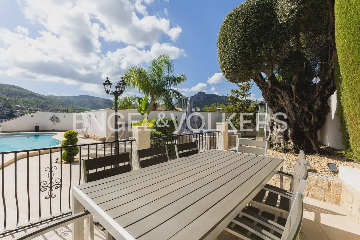 5 soveværelse Villa til salg i Orba med swimmingpool garage - € 784.000 (Ref: 10076916)