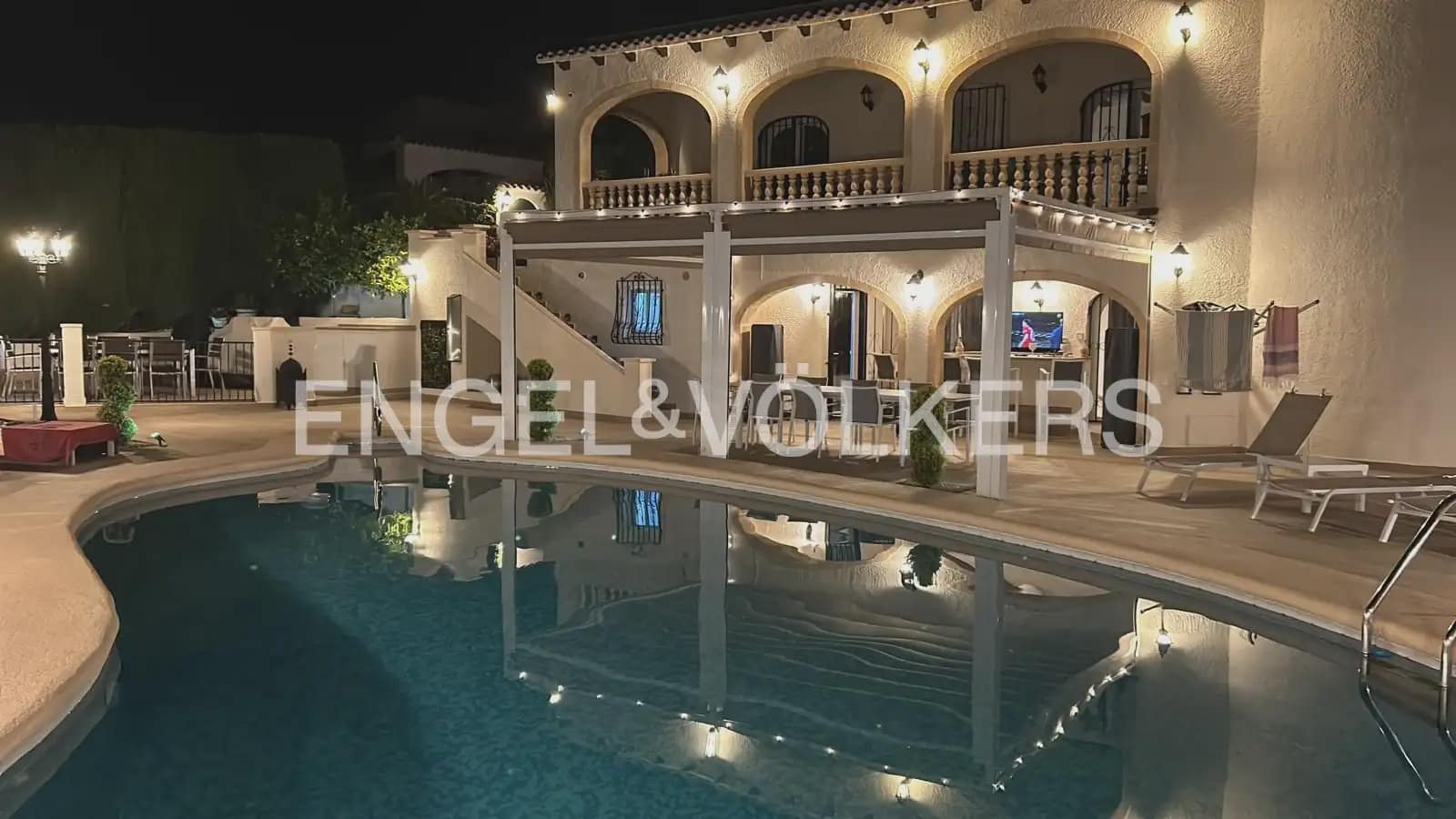 5 soveværelse Villa til salg i Orba med swimmingpool garage - € 784.000 (Ref: 10076916)