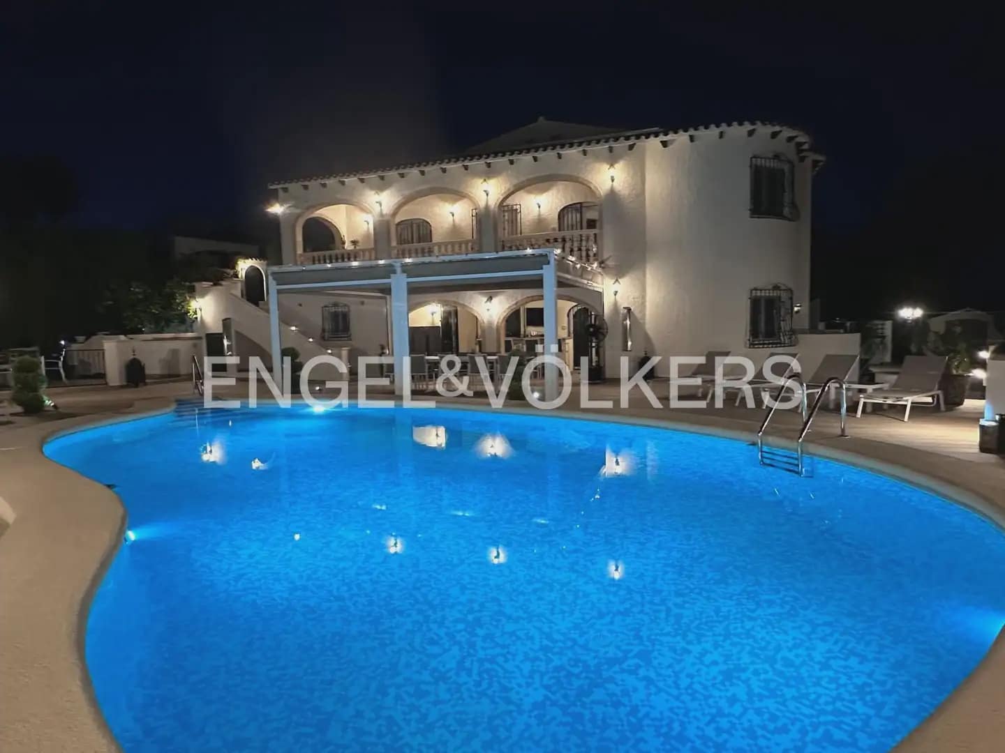 5 bedroom Villa for sale in Orba with pool garage - € 784,000 (Ref: 10076916)