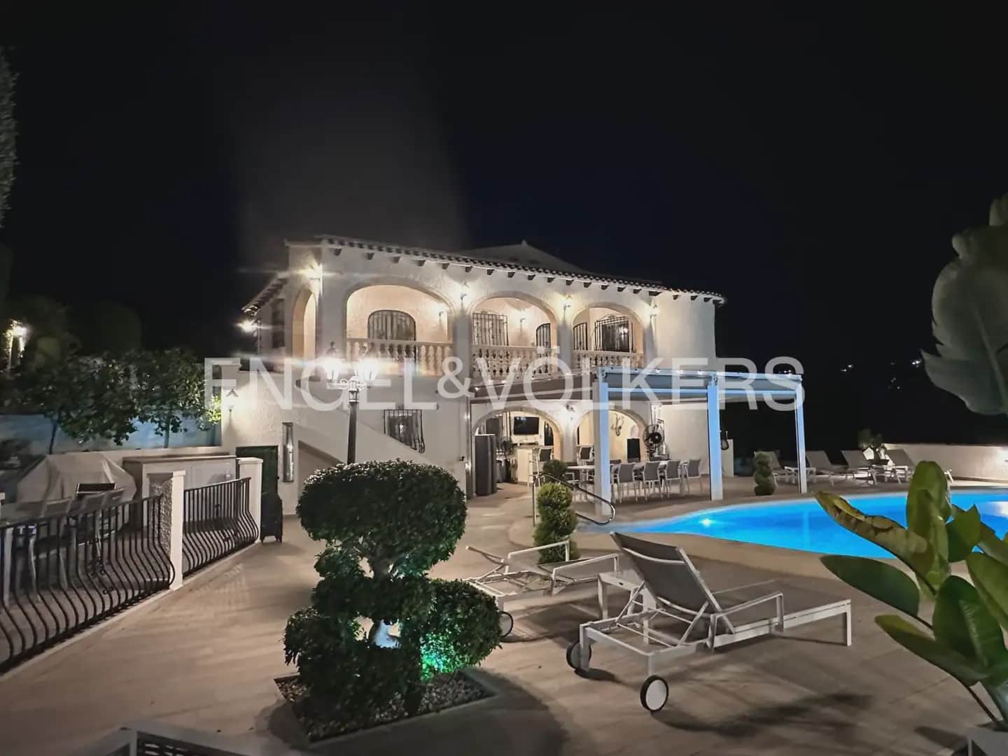5 bedroom Villa for sale in Orba with pool garage - € 784,000 (Ref: 10076916)
