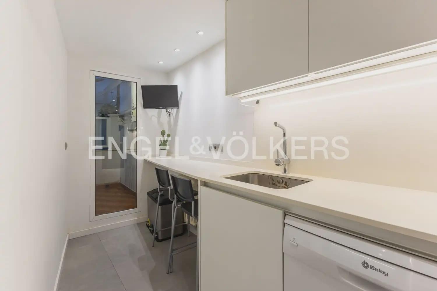 2 bedroom Flat for rent in Valencia city - € 1,650 (Ref: 10077203)