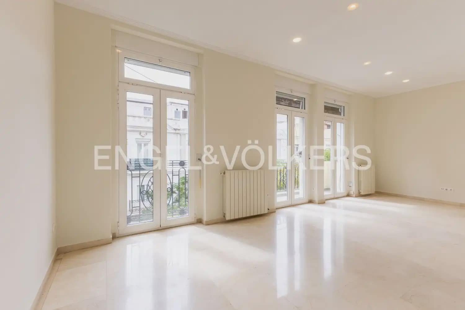 3 bedroom Flat for rent in Valencia city - € 2,600 (Ref: 10077204)