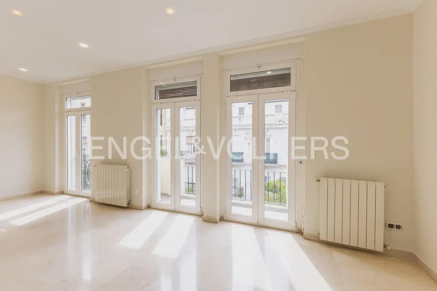 3 bedroom Flat for rent in Valencia city - € 2,600 (Ref: 10077204)
