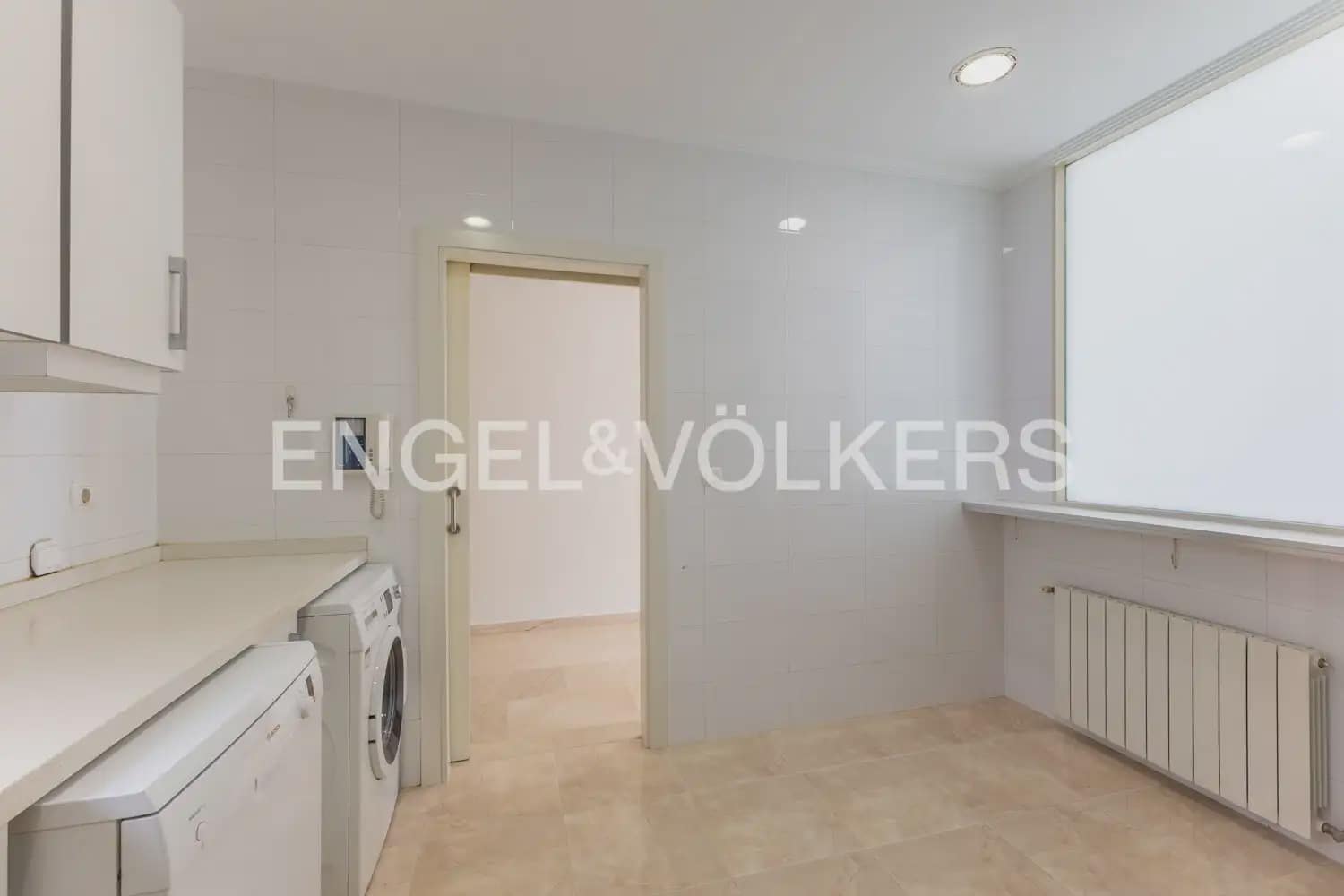 3 bedroom Flat for rent in Valencia city - € 2,600 (Ref: 10077204)
