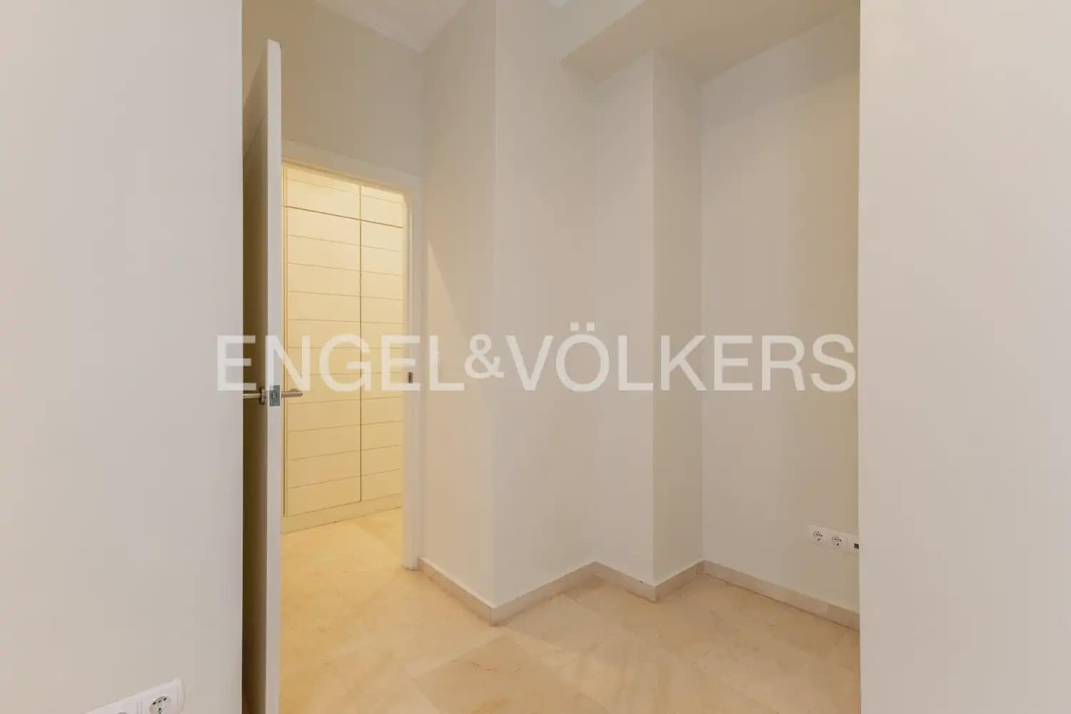 3 bedroom Flat for rent in Valencia city - € 2,600 (Ref: 10077204)