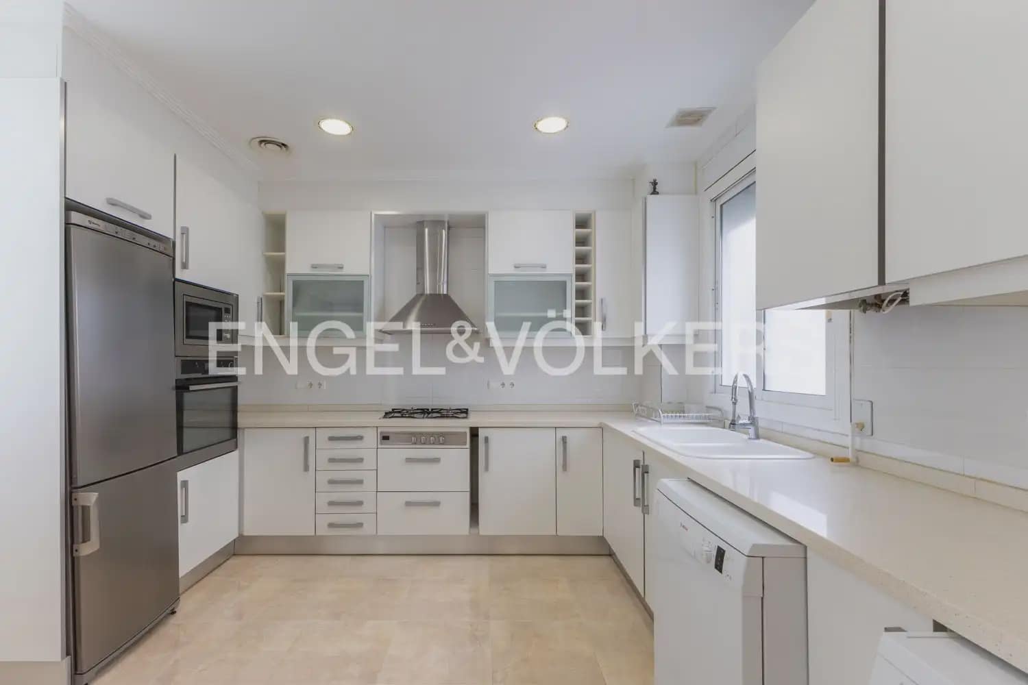 3 bedroom Flat for rent in Valencia city - € 2,600 (Ref: 10077204)