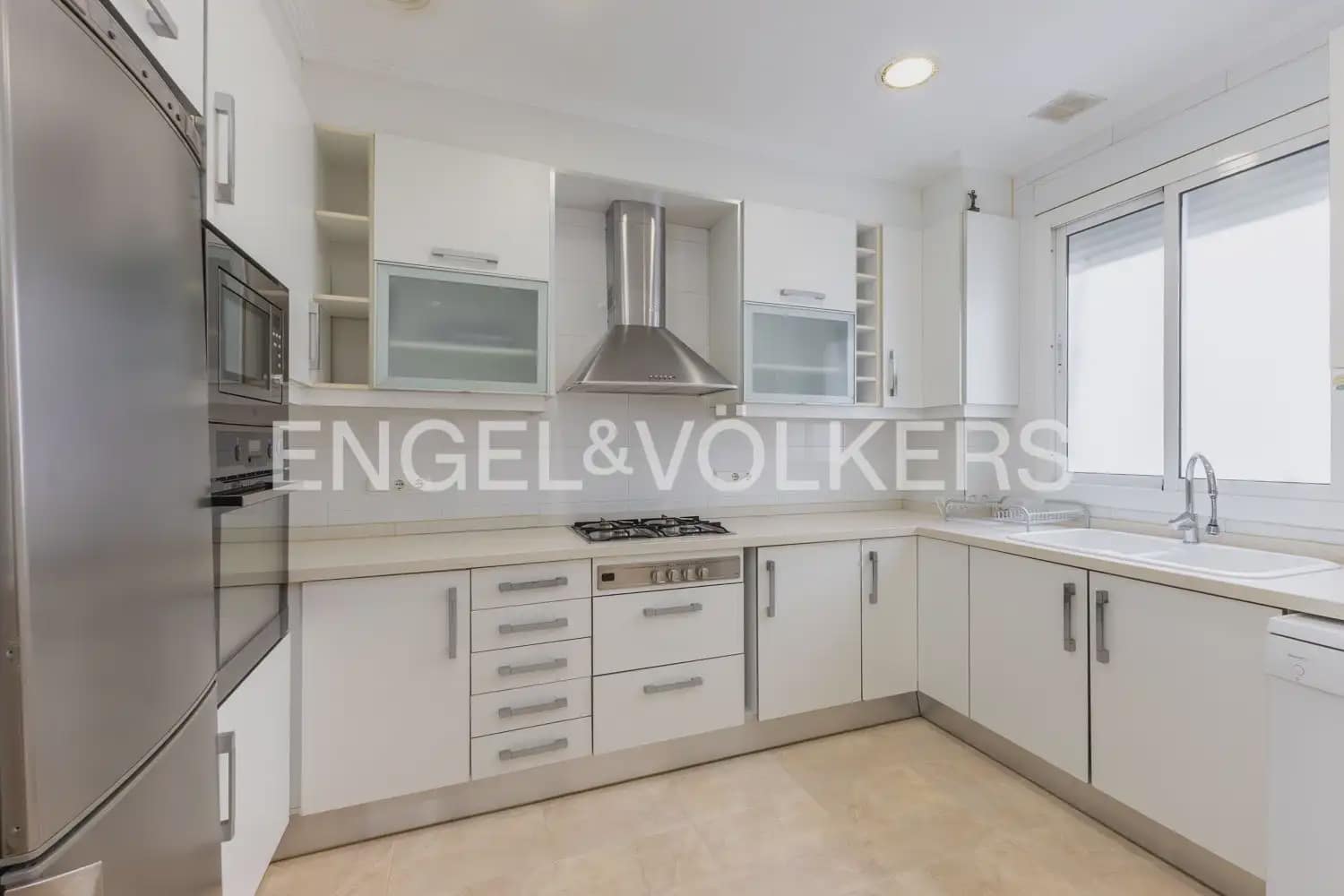 3 bedroom Flat for rent in Valencia city - € 2,600 (Ref: 10077204)
