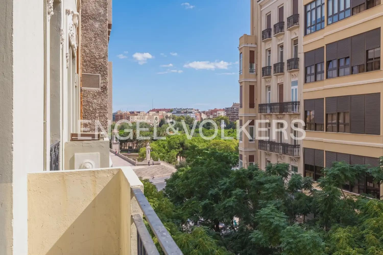 3 bedroom Flat for rent in Valencia city - € 2,600 (Ref: 10077204)