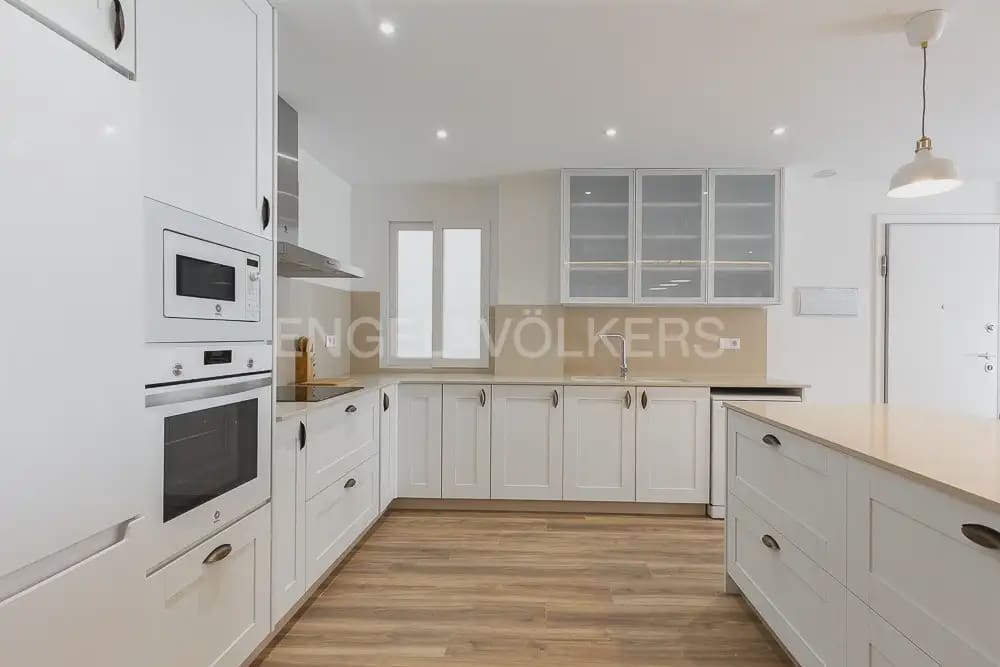 Appartement de 3 chambres à louer à Valence ville avec garage - 3 500 € (Ref: 10079123)