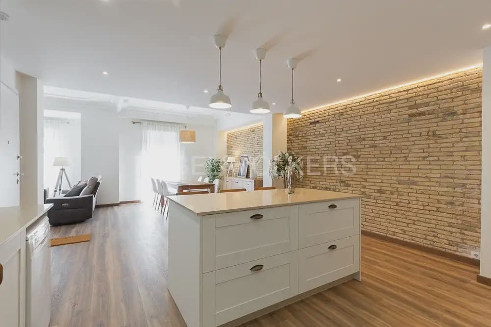 Appartement de 3 chambres à louer à Valence ville avec garage - 3 500 € (Ref: 10079123)