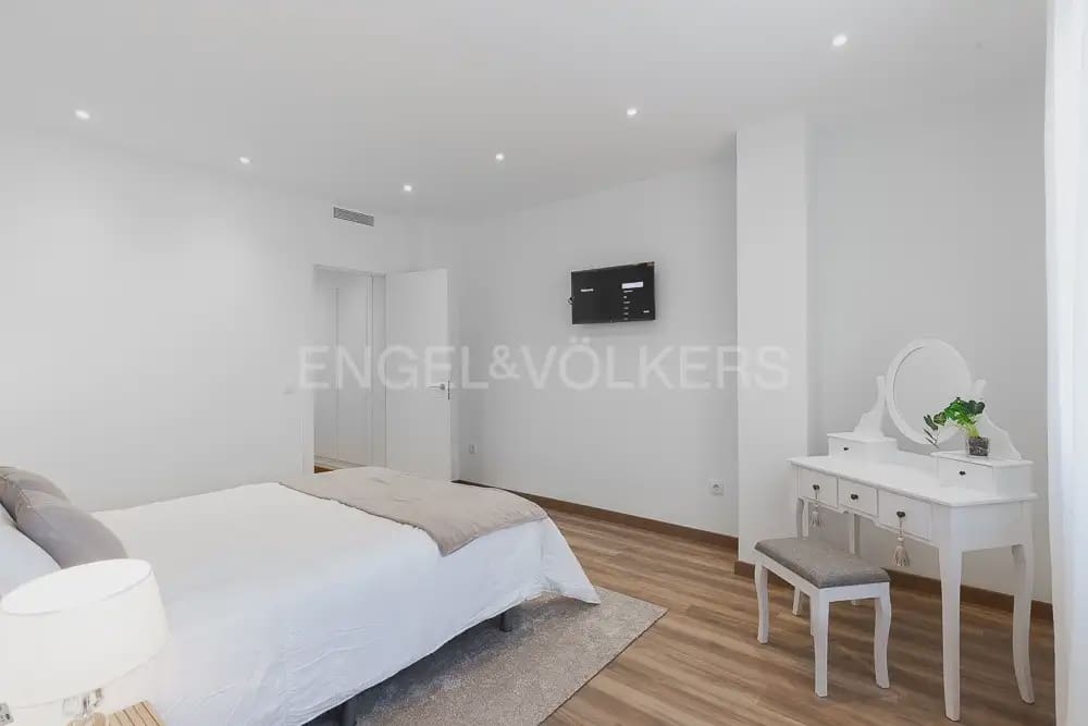 Appartement de 3 chambres à louer à Valence ville avec garage - 3 500 € (Ref: 10079123)
