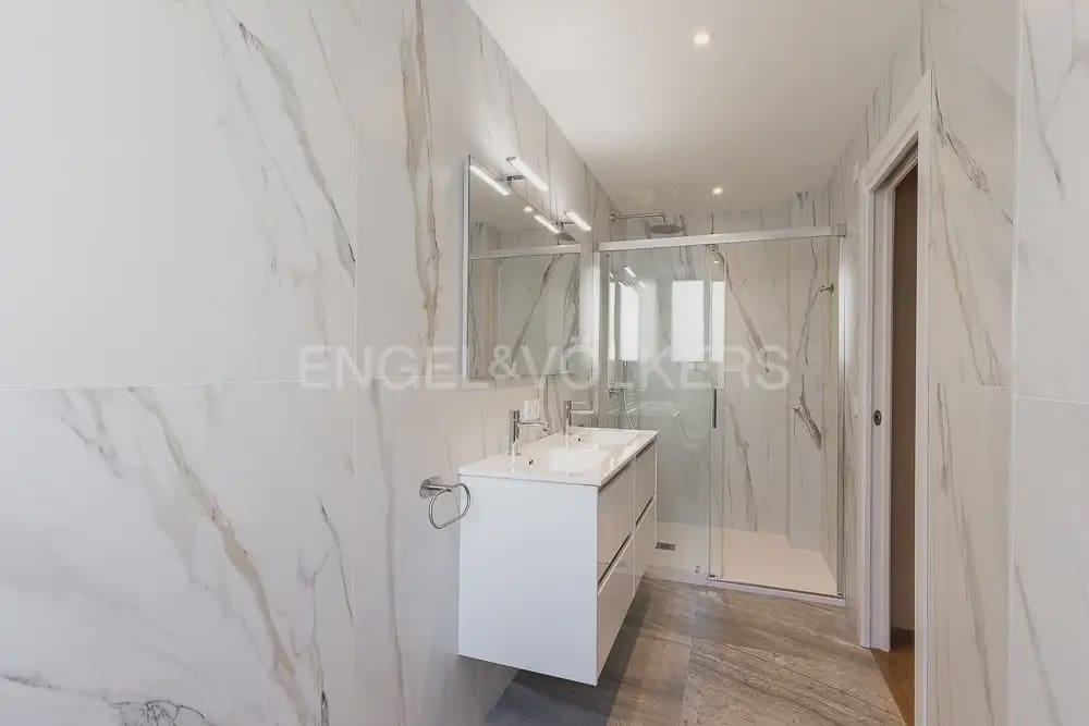 Appartement de 3 chambres à louer à Valence ville avec garage - 3 500 € (Ref: 10079123)