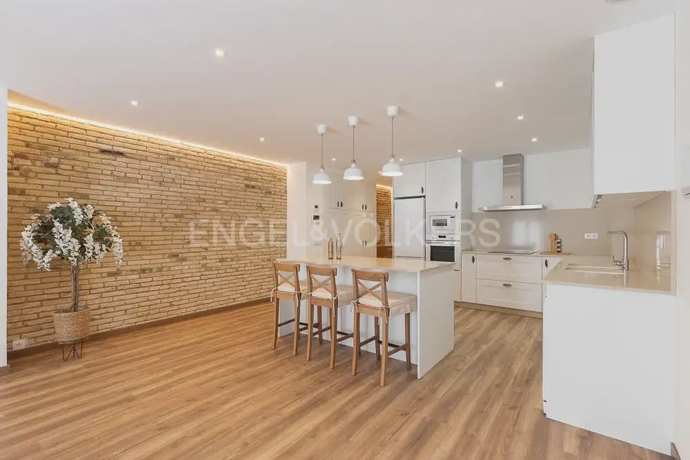 Appartement de 3 chambres à louer à Valence ville avec garage - 3 500 € (Ref: 10079123)
