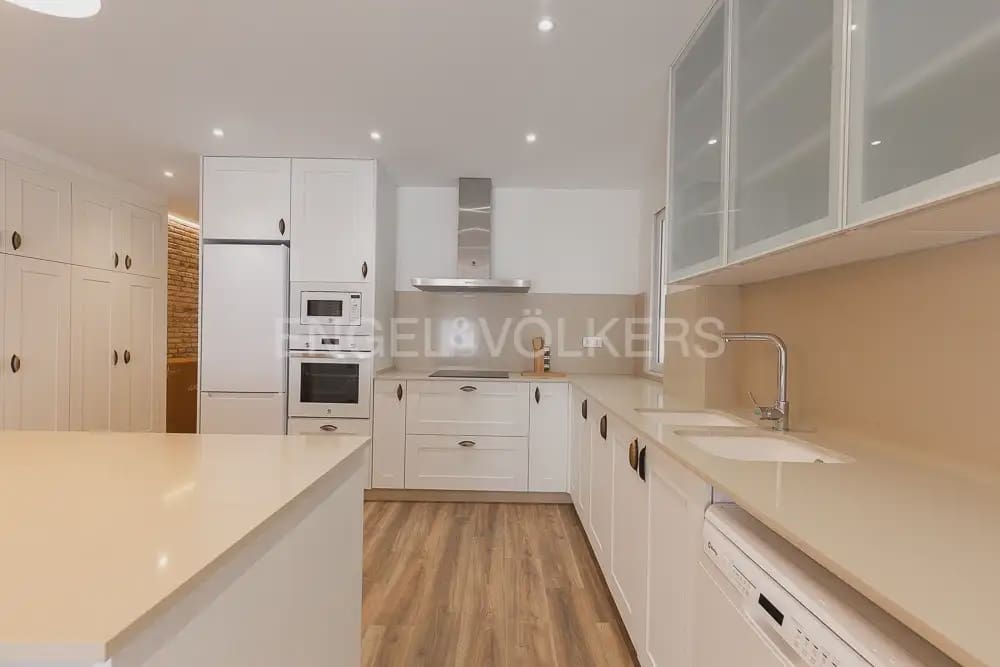 Appartement de 3 chambres à louer à Valence ville avec garage - 3 500 € (Ref: 10079123)